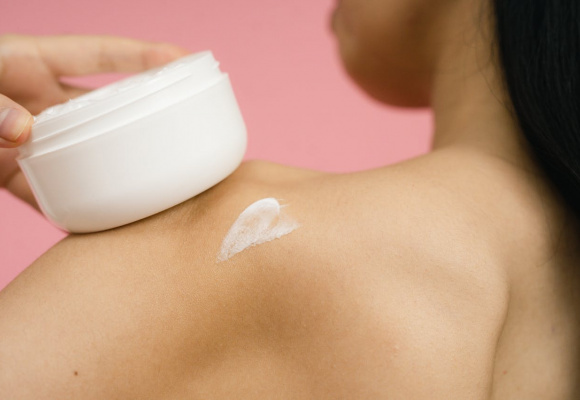 Cuida y repara tu piel tras la exposición solar con aftersun 