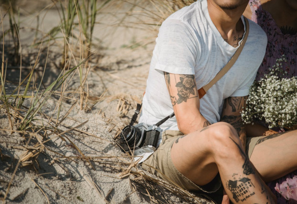 ¿Cómo cuidar y proteger tus tatuajes en verano?